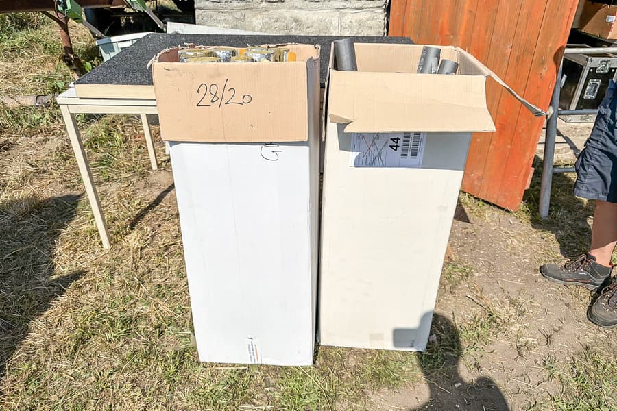 2 Kartons mit Rohrisolierungen